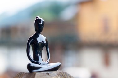 Siluet genç kadın pratik Yoga ve meditasyon. Yoga, sağlık hayat kavramı. Boş alanı ile