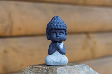 Küçük Buda dua eden seramik heykel. Budizm, yoga, meditasyon kavramı