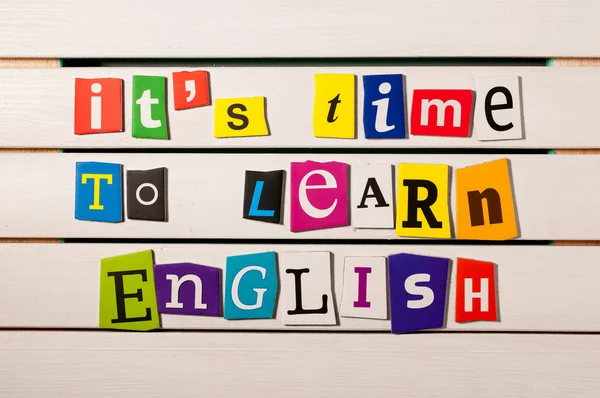 Imparare il concetto di inglese. il suo tempo per imparare l'inglese - scritto con ritagli di lettera rivista a colori su tavola di legno — Foto Stock