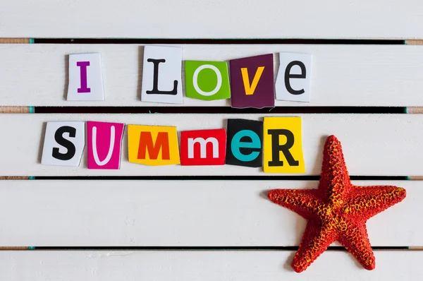 I love summer - geschrieben mit farbigen Buchstabenausschnitten auf Holzbrett. Reisekonzept — Stockfoto