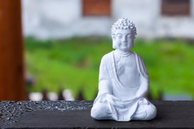 Üstünde Buda figürü arka plan bulanık. Meditasyon kavramı