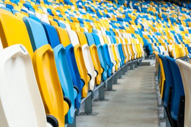 Futbol ya da Futbol stadyumunda boş plastik sandalye. 2016 spor arka plan