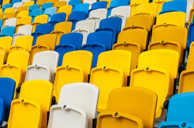 Futbol ya da Futbol stadyumunda boş plastik sandalye. 2016 spor arka plan