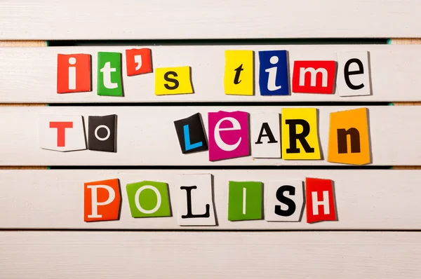 Il suo tempo per imparare il polacco - scritto con ritagli di lettera di rivista a colori su asse di legno. Concetto immagine — Foto Stock