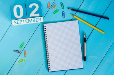 2 Eylül. Mavi arka plan işyerinde 2 Eylül ahşap renkli takvim görüntüsü. Sonbahar günü
