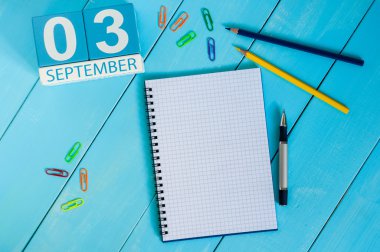 3 Eylül beyaz arka plan işyerinde 3 Eylül ahşap renkli takvim görüntüsü. Sonbahar günü