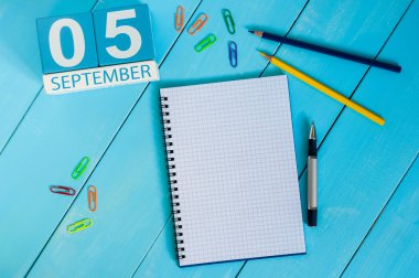 5 Eylül. Beyaz arka plan işyerinde 5 Eylül ahşap renkli takvim görüntüsü. Sonbahar günü