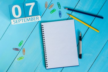 7 Eylül. 7 Eylül görüntüsünü ahşap renk takvim beyaz arka plan üzerinde. Sonbahar günü. Metin için boş yer