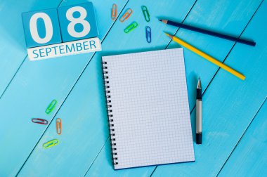8 Eylül. 8 Eylül görüntüsünü ahşap renk takvim beyaz arka plan üzerinde. Sonbahar günü. Metin için boş yer. Gazeteciler dayanışma günü