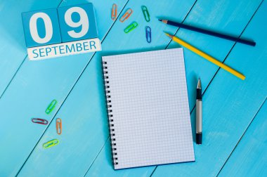 9 Eylül. 9 Eylül görüntüsünü ahşap renk takvim beyaz arka plan üzerinde. Sonbahar günü. Metin için boş yer. Gün Uluslararası Güzellik