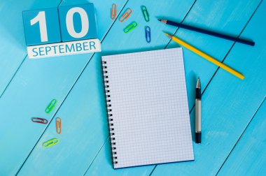 10 Eylül. 10 Eylül görüntüsünü ahşap renk takvim beyaz arka plan üzerinde. Sonbahar günü. Metin için boş yer. Dünya ilk yardım günü