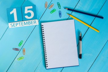 15 Eylül. Beyaz arkaplanda 15 Eylül ahşap takvim resmi. Sonbahar günü. Metin için boş boşluk