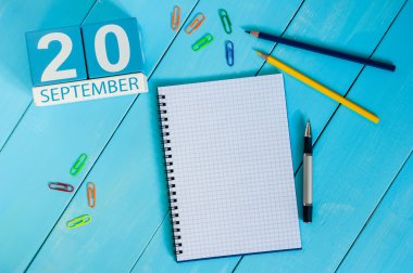 20 Eylül. 20 Eylül görüntüsünü ahşap renk takvim beyaz arka plan üzerinde. Sonbahar günü. Metin için boş yer