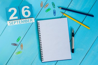 26 Eylül. 26 Eylül görüntüsünü ahşap renk takvim beyaz arka plan üzerinde. Sonbahar günü. Metin için boş yer