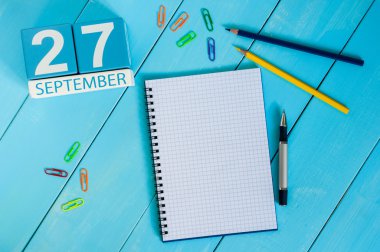 27 Eylül. 27 Eylül görüntüsünü ahşap renk takvim beyaz arka plan üzerinde. Sonbahar günü. Metin için boş yer