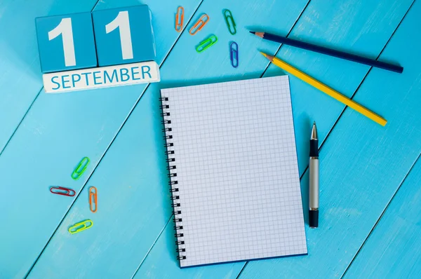 11 de septiembre. Imagen del 11 de septiembre calendario de color madera sobre fondo blanco. Día de otoño. Espacio vacío para texto — Foto de Stock