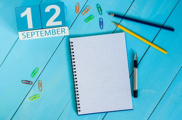 12 de septiembre. Imagen del 12 de septiembre calendario de color madera sobre fondo blanco. Día de otoño. Espacio vacío para texto — Foto de Stock
