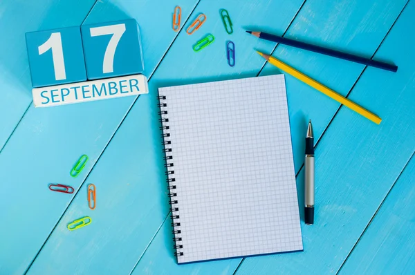17 de septiembre. Imagen de 17 de septiembre calendario de color madera sobre fondo blanco. Día de otoño. Espacio vacío para texto — Foto de Stock