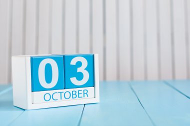 3 Ekim beyaz arka plan üzerinde 3 Ekim ahşap renkli takvim görüntü. Sonbahar günü. Metin için boş alan