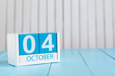 4 Ekim. Beyaz arka plan üzerinde 4 Ekim ahşap renkli takvim Görüntüsü. Sonbahar günü. Metin için boş alan