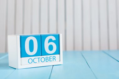 6 Ekim. Beyaz arka plan üzerinde 6 Ekim ahşap renkli takvim Görüntüsü. Sonbahar günü. Metin için boş alan