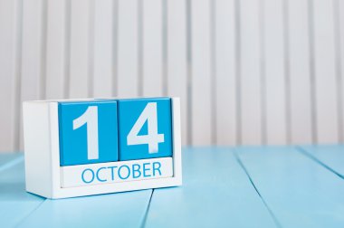 14 Ekim. Beyaz arka plan üzerinde 14 Ekim ahşap renkli takvim Görüntüsü. Sonbahar günü. Metin için boş alan