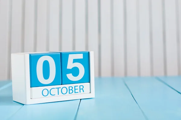 Le 5 octobre. Image du 5 octobre calendrier de couleurs en bois sur fond blanc. Jour d'automne. Espace vide pour le texte — Photo