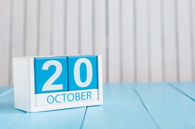 20 Ekim. Beyaz arka plan üzerinde 20 Ekim ahşap renkli takvim Görüntü. Sonbahar günü. Metin için boş alan