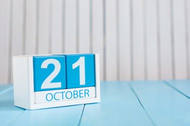 21 Ekim beyaz arka plan üzerinde 21 Ekim ahşap renkli takvim görüntü. Sonbahar günü. Metin için boş alan