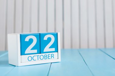 22 Ekim. Beyaz arka plan üzerinde 22 Ekim ahşap renkli takvim Görüntüsü. Sonbahar günü. Metin için boş alan