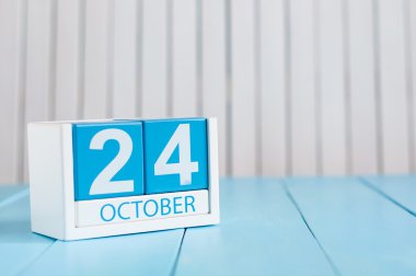 24 Ekim. Beyaz arka plan üzerinde 24 Ekim ahşap renkli takvim Görüntüsü. Sonbahar günü. Metin için boş alan