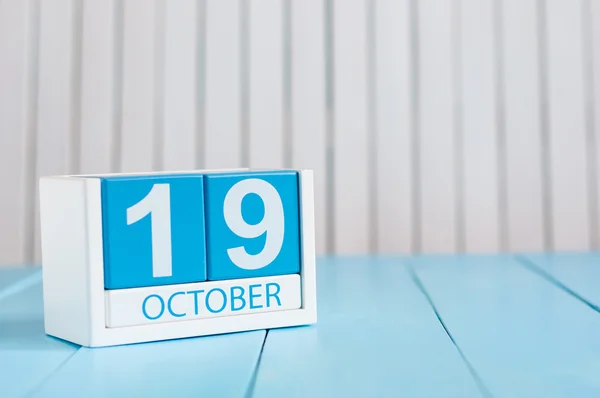 Le 19 octobre. Image du calendrier couleur en bois du 19 octobre sur fond blanc. Jour d'automne. Espace vide pour le texte — Photo