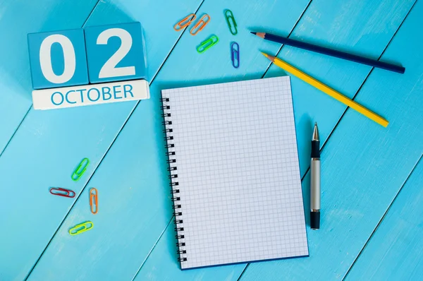 2 Οκτωβρίου. Εικόνα από το ημερολόγιο του Οκτωβρίου 2 ξύλινο χρώμα σε μπλε φόντο. Μέρα του φθινοπώρου. Κενός χώρος για κείμενο — Φωτογραφία Αρχείου