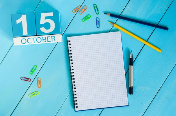 Στις 15 Οκτωβρίου. Εικόνα της 15ης Οκτωβρίου ξύλινο ημερολόγιο σε μπλε φόντο. Μέρα του φθινοπώρου. Κενός χώρος για κείμενο — Φωτογραφία Αρχείου