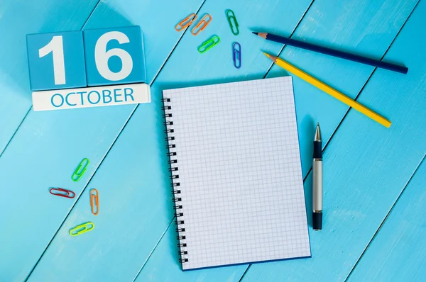 16 Οκτωβρίου. Εικόνα 16ης Οκτωβρίου ξύλινο ημερολόγιο σε μπλε φόντο. Μέρα του φθινοπώρου. Κενός χώρος για κείμενο — Φωτογραφία Αρχείου