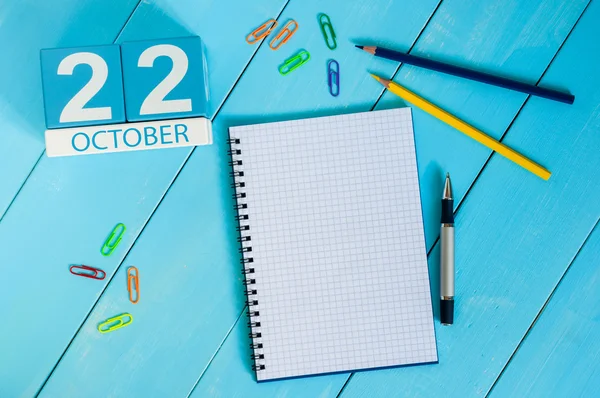 22 de octubre. Imagen del 22 de octubre calendario de color madera sobre fondo azul. Día de otoño. Espacio vacío para texto — Foto de Stock