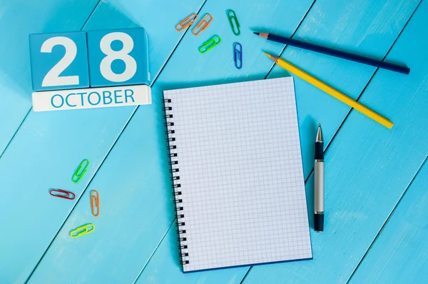28 de octubre. Imagen del calendario de color madera del 28 de octubre sobre fondo azul. Día de otoño. Espacio vacío para texto — Foto de Stock
