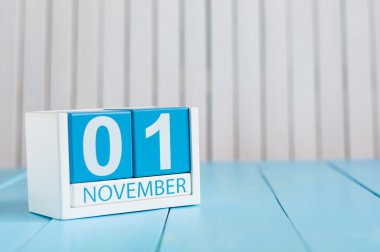 Kasım 1. 1 Kasım görüntüsünü ahşap renk takvim mavi zemin üzerine. Sonbahar günü. Metin için boş yer