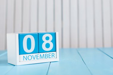 8 Kasım. 8 Kasım görüntüsünü ahşap renk takvim mavi zemin üzerine. Sonbahar günü. Metin için boş yer