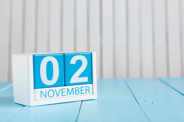 Le 2 novembre. Image du 2 novembre calendrier de couleurs en bois sur fond bleu. Jour d'automne. Espace vide pour le texte — Photo