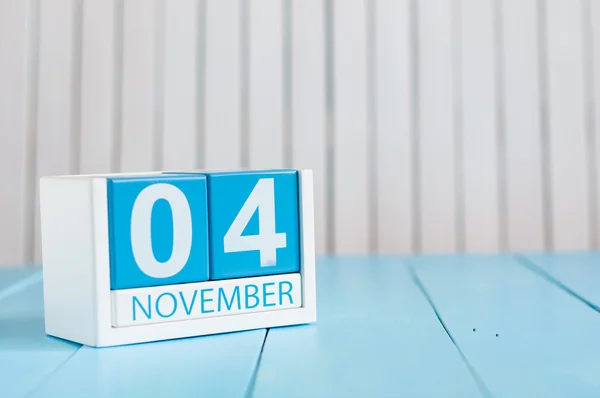 Le 4 novembre. Image du 4 novembre calendrier de couleurs en bois sur fond bleu. Jour d'automne. Espace vide pour le texte — Photo