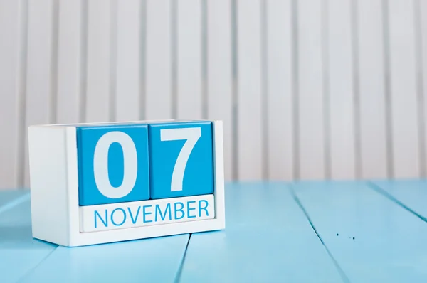 Le 7 novembre. Image du 7 novembre calendrier de couleurs en bois sur fond bleu. Jour d'automne. Espace vide pour le texte — Photo