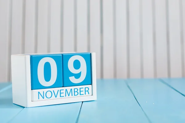 Le 9 novembre. Image du 9 novembre calendrier de couleurs en bois sur fond bleu. Jour d'automne. Espace vide pour le texte — Photo