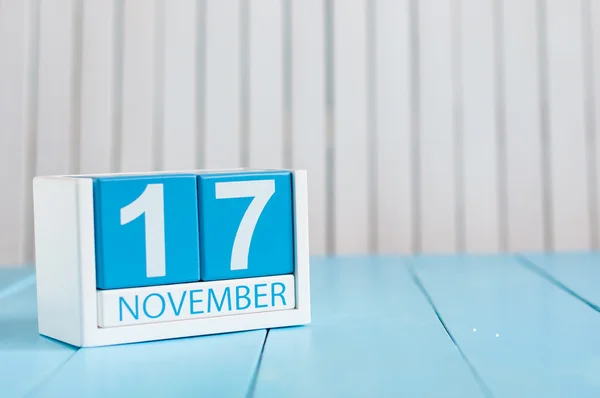 Le 17 novembre. Image du 17 novembre calendrier de couleurs en bois sur fond bleu. Jour d'automne. Espace vide pour le texte — Photo