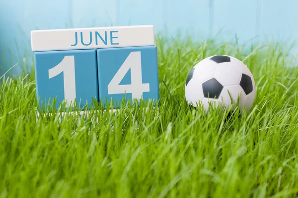 Στις 14 Ιουνίου. Εικόνα 14 Ιουνίου ξύλινο χρώμα ημερολογίου σε φόντο πράσινο γρασίδι με στολή ποδοσφαίρου. Καλοκαιρινή μέρα — Φωτογραφία Αρχείου