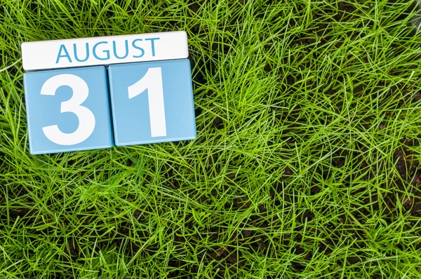 31 de Agosto. Imagem de agosto 31 calendário de cores de madeira no fundo gramado grama verde com bola de futebol. Dia de verão. Espaço vazio para texto — Fotografia de Stock