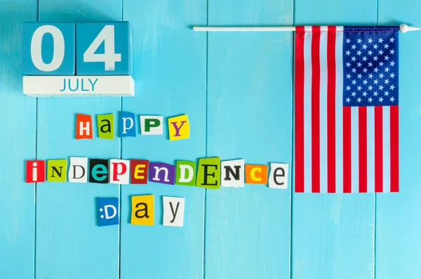 Επιγραφή καλή ημέρα της ανεξαρτησίας σε μπλε φόντο με τη σημαία των ΗΠΑ. 4 $ ος του Ιουλίου ημέρα αμερικανικής ανεξαρτησίας — Φωτογραφία Αρχείου