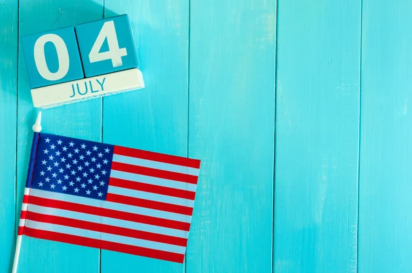 Εικόνα 4η Ιουλίου ξύλινο χρώμα ημερολογίου με σημαία αστέρια και τα λωρίδες σε μπλε φόντο. Καλοκαιρινή μέρα. Κενό χώρο για κείμενο. Ημέρα ανεξαρτησίας της Αμερικής — Φωτογραφία Αρχείου