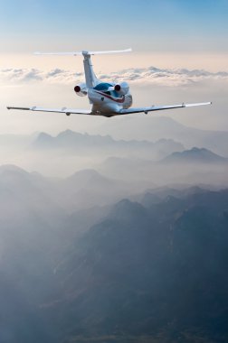 Perspektif Görünümü jet uçağının uçuş Dağları arka plan ile