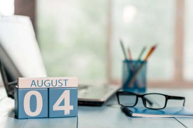 4 Ağustos. İş iş yeri arka plan ay 4 ahşap renk takvimde günü. Yaz saati. Metin için boş yer